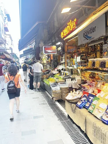 Kadıköy Tarihi Balıkçılar Çarşısı AVM & Alışveriş - Dış Görünüm ve Ulaşım Rehberi